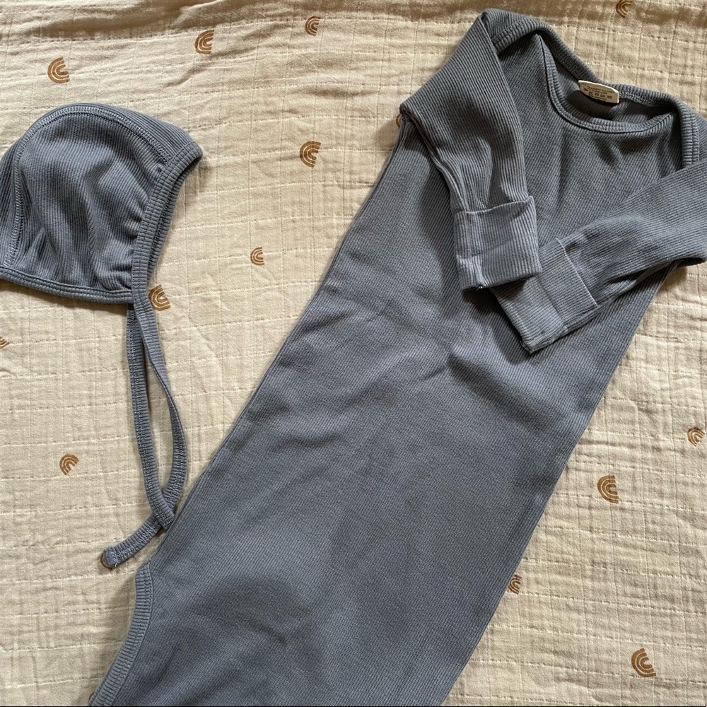 Mushie ribbed knotted baby gown & ribbed bonnet - tradewinds
